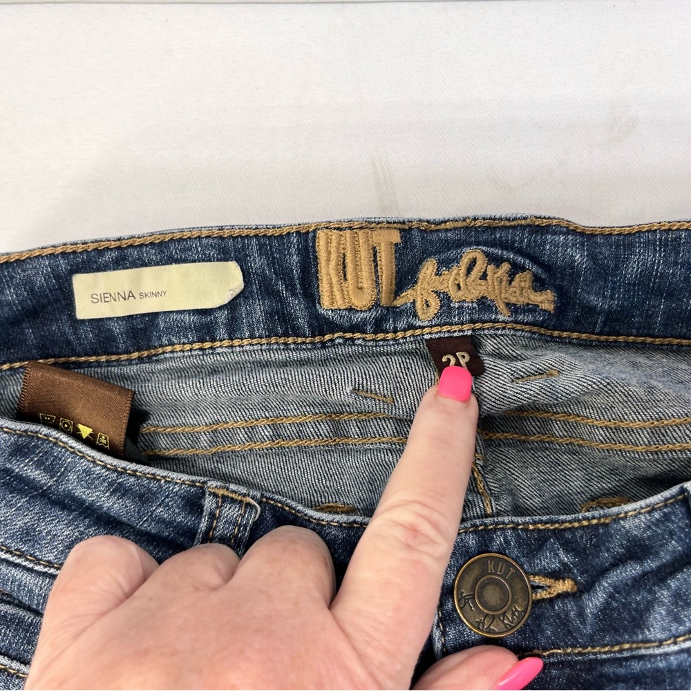 Kut from the Kloth Women's Skinny Jeans in Medium/Dark‎ Blue Wash - Picture 4 of 5